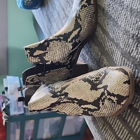 Dr. Scholls snake skin boots, sz 9 - Picture 3 of 4